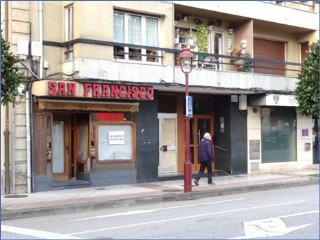 Local que fue la Confitería San Francisco, en Villaviciosa  -aún con su letrero-, en imagen captada el pasado 5 de diciembre. | EL ECO