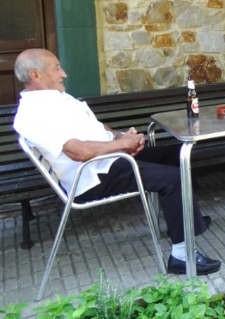 Imagen de Pepe sentado en la terraza de Casa del Río