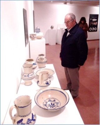 En la imagen de la página 8, contemplando parte de su colección en el Centro Municipal de Arte y Exposición de Avilés, en las X Jornadas de la Alfarería, hace un año.