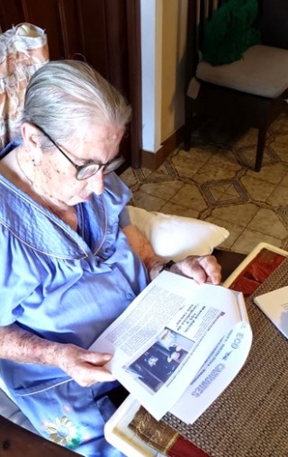 Leyendo en EL ECO el reportaje que con motivo de haber llegado a los 105 de edad publicamos hace dos años.