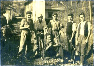 David (primero por la derecha), arreglando el camn de Piera con otros vecinos, en 1948.