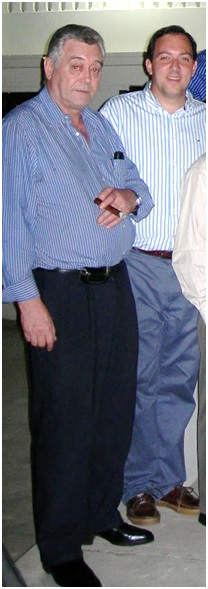 Con Alejandro Vega, en el Centro Asturiano de Santo Domingo, en 2008. Abajo, con su hermano y su padre, en la misma ciudad, en 2007.
