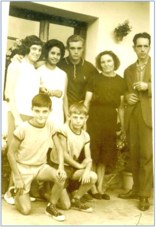 María del Carmen, Digna de Prida, José Alfredo, Carmina y Maximino con (agachados) Mino y Luis, a mediados de los 60.
