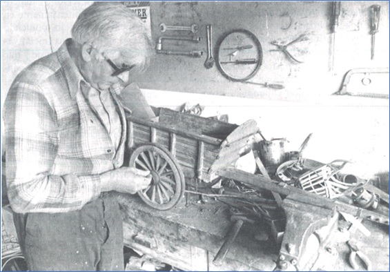 Oscar trabajando en su carpinteria