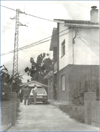 El antiguo edificio del Consultorio y Casa del Médico, en Santa Eulalia, a cuya construcción Vicente aportó su trabajo. | Foto EL ECO, Archivo