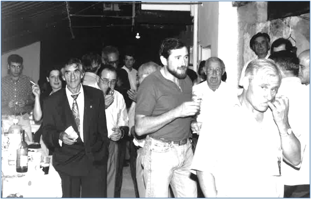 Graciano Cueli, a la derecha (con boina), en una fiesta vecinal celebrada en Niao en los años 80, siendo Alcalde Joaquín Lloris. / Foto: EL ECO, Archivo