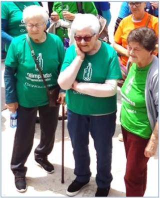 Por la izquierda, Teresa Merayo, Teresa Naredo y Pili Pérez, siguiendo el juego de la rana, hace tres años, en el Güevu