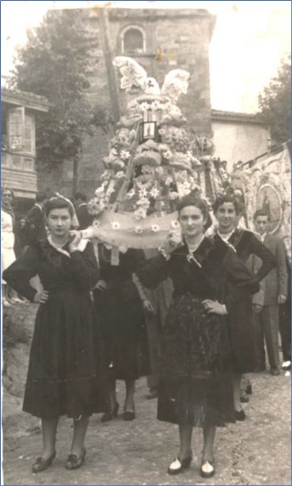 Pilar Préstamo (primera por la izquierda) portando un ramo en una fiesta del Carmen de la década de los cincuenta. | Foto cedida por la Familia al Ayuntamiento para la Exposición Alcordanza.