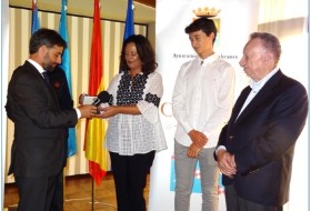 Acto de entrega de la medalla de Oro a los familiares de Rafael Rodriguez