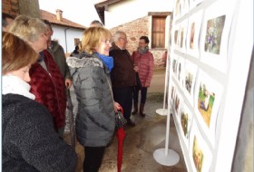 Personas viendo fotografas antiguas en Los Villares