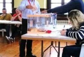 Gerardo Fabin depositando su voto en el colegio electoral de Torazo