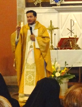 Imagen del Sacerdote Andrés Camilo oficiando su primera misa
