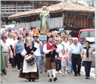 Otro momento de la procesión hasta la Capilla de Arboleya