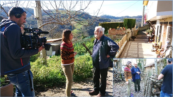 La reportera gijonesa Inés Paz Lemetre entrevistando a Roger Smith / Con Macario, en ´Funginatur