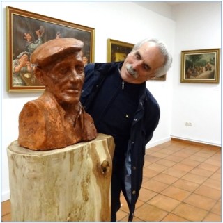 Pepe Cuadra observando el busto José Canellada Llavona