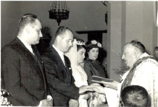 En otra boda, con un jovencísimo Hipólito Álvarez-Nava a la izquierda. Y en portada, retrato hecho por el artista de Arriondo, José Cuadra Sánchez / Archivo EL ECO