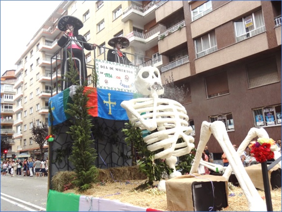 La carroza construida por ´Amigos de Cabranes´, con los mariachis actuando y el esqueleto fumándose un puro.