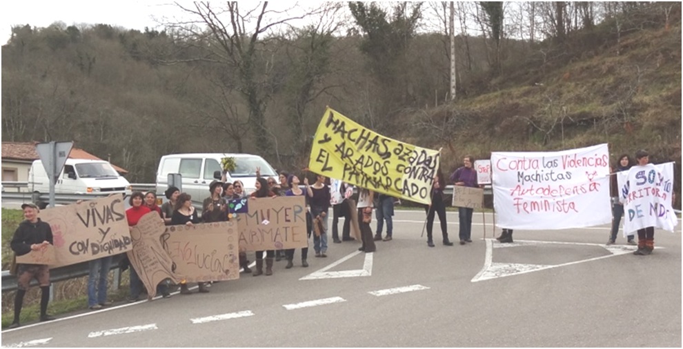 Una parte de las concentradas llevaron su protesta a la carretera AS-255, donde repartieron hojas informativas a los automovilistas y provocaron retenciones /EL ECO