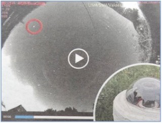 Fotograma del vídeo del bólido (en el círculo rojo) grabado en Muñás con la cámara especial que se ve en el semicírculo de la derecha. / EL ECO, reproducción de ´La Nueva España´