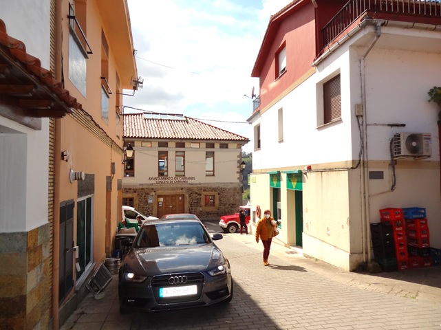 Calle Gutierrez de Hevia , con el Ayuntamiento al fondo. EL ECO