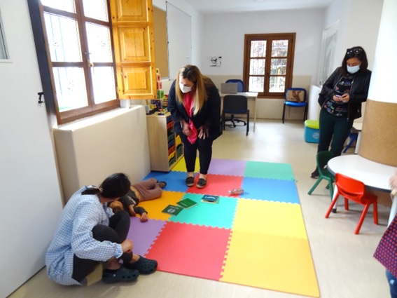 En el centro de esta foto, la Consejera hablándole a uno de los 5 niños  -éste, de 3 años-  ya matriculados en el nuevo espacio infantil de Santa Eulalia. | EL ECO