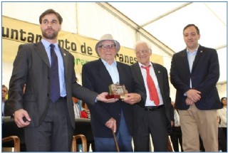 En esta foto y como Abuelo del Año, con el padre Ángel (pregonero), Alejandro (entonces diputado regional) y el alcalde, Gerardo Fabián, en el Festival del Arroz con Leche de 2014.