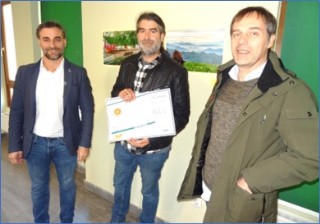 Javier Rodríguez muestra su diploma y cheque entre el alcalde, Gerardo Fabián, y el técnico de la Mancomunidad, Luis Carlos Vecino. | EL ECO