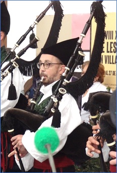 Otro cabranés, Román Cuadra (hijo de Pepe Cuadra, de Arriondo), tocando para ellos, con la Banda de Gaitas, el ´Asturias Patria querida´, al final.