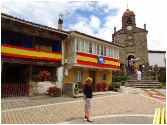 A la izquierda, la vivienda de Torazo que será Centro Social y Museo