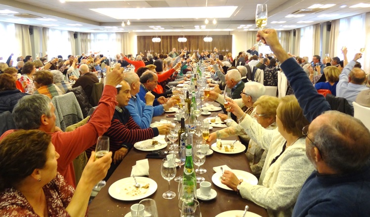 Brindis colectivo en la comida de la fiesta anual de los jubilados