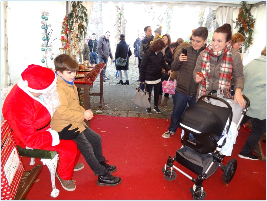 Niños visitando a Papa Noel