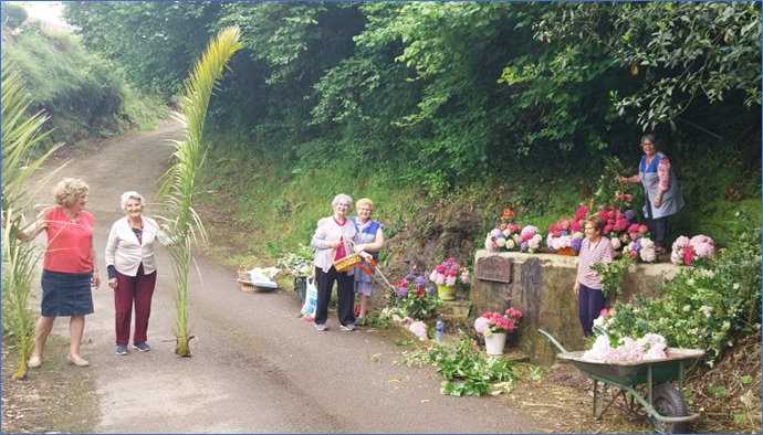 Josefina, Carolina, Carmen, Lucita, Aidé y Maye trabajando en la fuente de Pontigos, en Torazo.