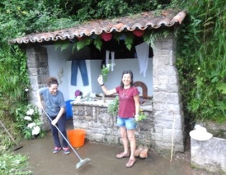 Raquel, quien recibió la colaboración de Atalí, bajo la denominación de `Grupo de jóvenes`, adornó este lavadero