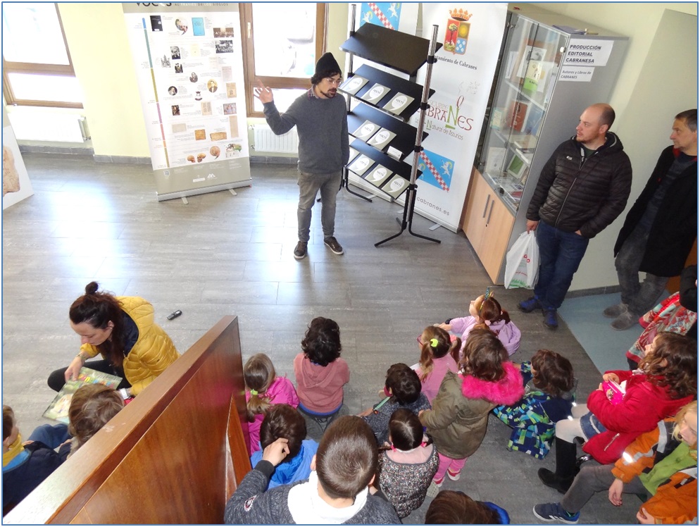 Pablo Suárez, explicando a los escolares./ Foto: EL ECO