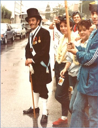 Joaquín Lloris Calle, caracterizado de Marqués del Real Transporte en la Fiesta de las Piraguas de 1982. Foto EL ECO