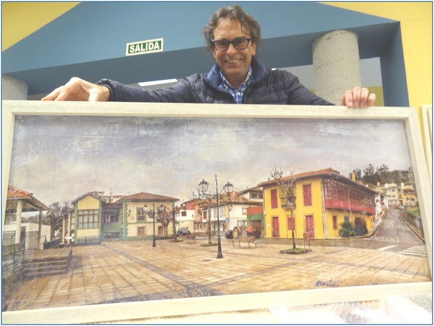Imagen de Santos Monestina con su obra en las oficinas municipales