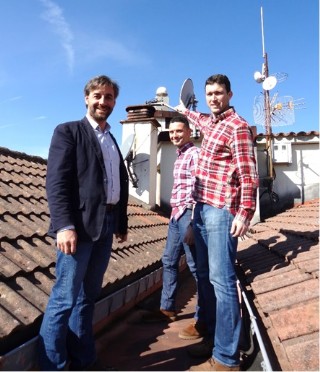 Óscar Cuadrado (señalando la nueva estación) y Luis García Vega, con el Alcalde, en el tejado Consistorial. / Foto: EL ECO