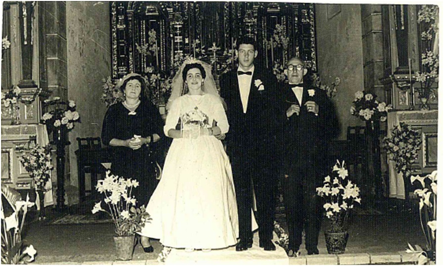 Boda en una florida iglesia de Santa Eulalia, en 1958./ Foto: Archivo ECO