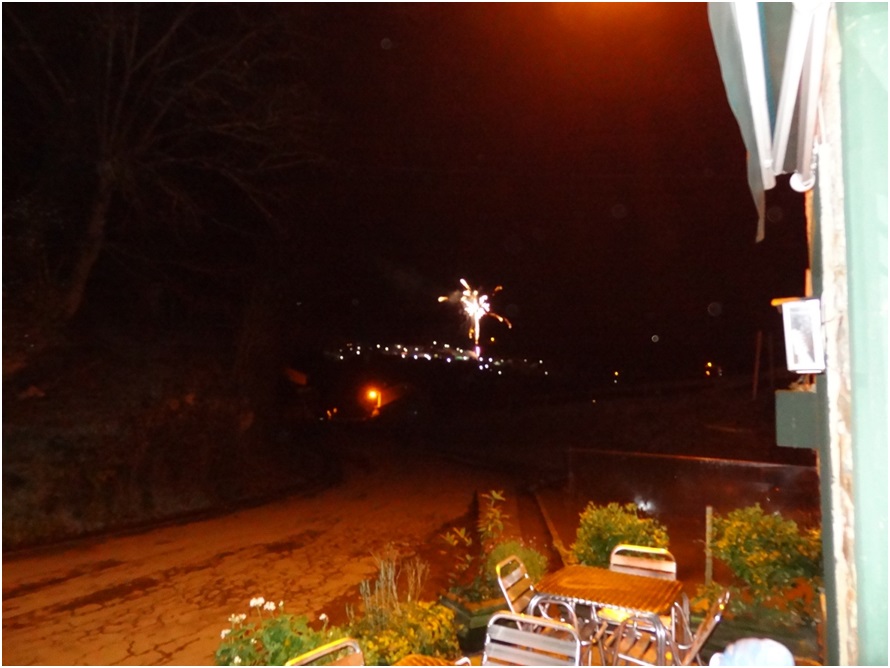 Fuegos artificiales en Santolaya para recibir el nuevo año