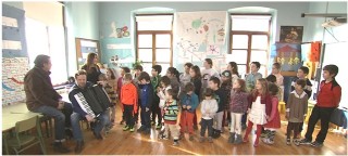 Niños de la escuela de Santa Eulalia cantando para Romandela