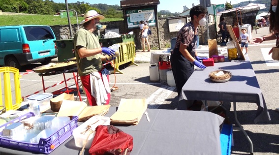 En la foto, mesas con productos cabraneses en el mercado mensual de Santa Eulalia. EL ECO