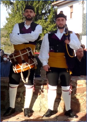 César y Yago (éste, con el soplete en la mano); y ambos, con el traje asturiano genérico de la zona central (sin ornamentación de azabache).