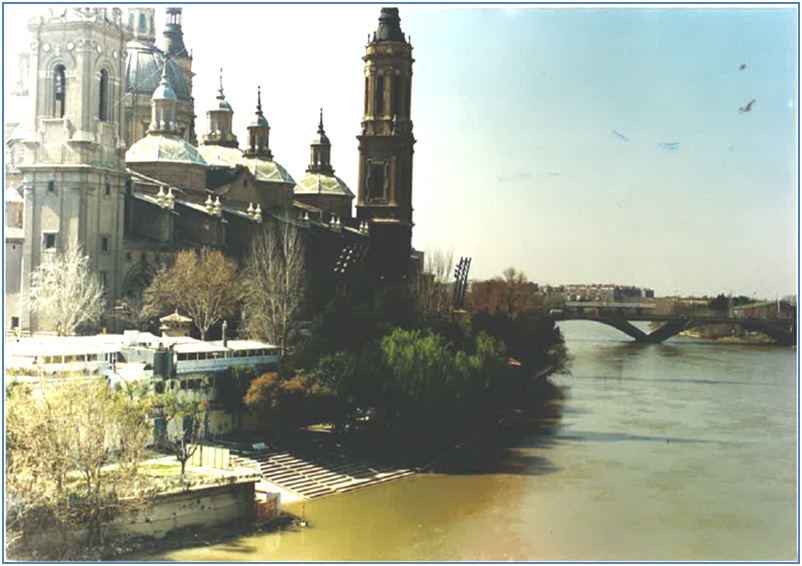 Restaurante junto al río Ebro y la Basílica del Pilar, en el que fueron servidos los cabraneses que viajaron con la Asociación de Ganaderos San Francisco el 20 y 21 de marzo de 1999./ Foto: EL ECO Archivo