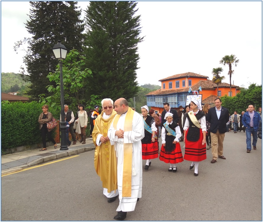 El padre Ángel (izquierda) con don Rubén Pulido, durante la procesión de San Francisco del año 2014./ Archivo ECO.