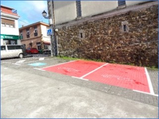 Puntos de recarga marcados en rojo, en el aparcamiento de Santa Eulalia