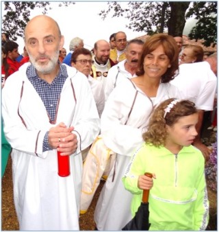 Antonio Corripio y su familia en El Campo al finalizar la procesión