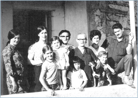 Con Modesto (a la derecha), sus padres y cinco de sus nueve hijos (desde la izquierda, Teresa, Carmen, María José, Herminio y Mari Cruz). / Archivo EL ECO