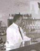 Imagen de Jesús María José Santos detrás de la barra del bar El Furacu