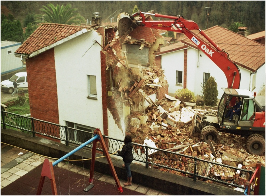 Demolición del antiguo Consultorio y Casa del Médico, sobre cuyo solar se levantó la actual Residencia./ Foto: Archivo ECO