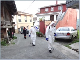 Equipo de Protección civil llevando a cabo la desinfección de los espacios públicos de Santa Eulalia